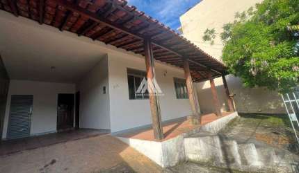 Alugo casa em Itaúna em bairro com excelente localização!