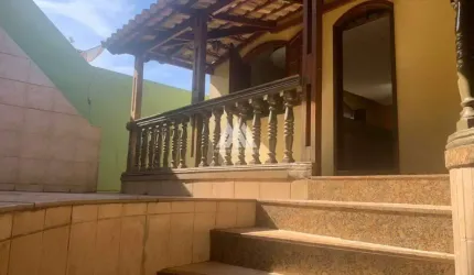 Vendo casa em Itatiaiuçu com 03 quartos excelente localização.