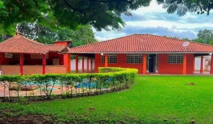 Sítio á venda de 4000m², com 04 quartos e campo de futebol em Igarapé MG!