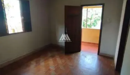 Vendo casa antiga com excelente construção em Itaúna em excelente localização no Santanense!