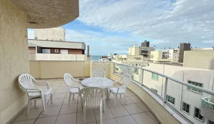 Cobertura com pequena vista ao mar
