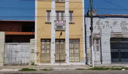 Prédio Comercial em Centro, Aracati/CE com mais de mil metros de area nas duas av principais fundos correspondentes