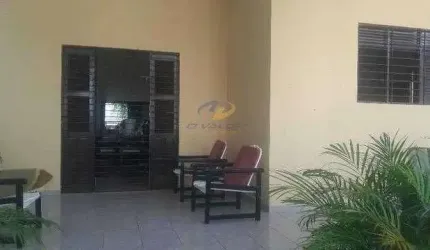 Vendo casa com 3 quartos sendo 3 suítes, 1 banheiro social, 2 salas, cozinha e área de serviço, DCE
