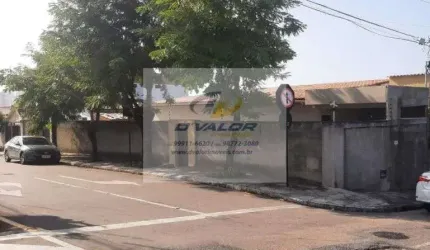 Vendo Casa com 150m², 3 quartos s/ 1 suíte, sala p/ 2 ambientes e 2 vagas de garagem