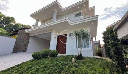 Essa casa de alto padrão é linda e encantadora.