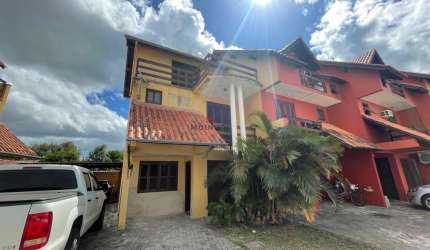 Sobrado em condomínio com 03 dormitórios à venda no Bairro Niterói.