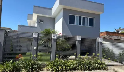 Ampla Casa-Sobrado com 04 Dormitórios e Piscina. Bairro  Niterói - Canoas/RS