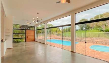 Casa em condomínio à venda, 3 suítes,  330 m²