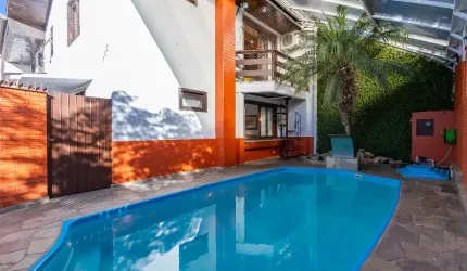 Sobrado Triplex totalmente mobiliado, 3 quartos, 1 suíte, ático, piscina aquecida, 3 vagas, Atuba - Curitiba/PR