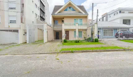 SOBRADO NO BAIRRO ÁGUA VERDE