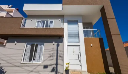 Sobrado com 343 m², mobiliado, 4 quartos, sendo 3 suítes, 6 vagas, no bairro Tingui/Bacacheri em Curitiba/PR