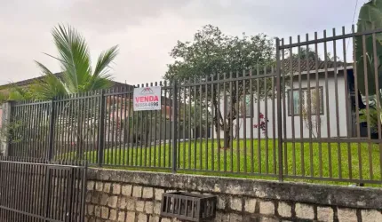 Sao Marcos - Casa Plana com 173 m2 em alvenaria com laje 1 suite + 3 dorm. Terreno com 469,95 m2 murada contendo area de festas