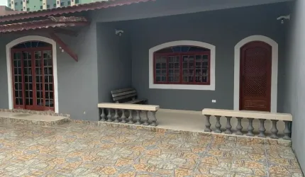 Casa 04 dormitórios no Centro de Mongagua