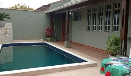 Casa 04 dormitorios,  30 metros do mar!!