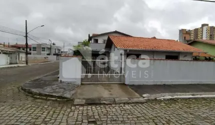 Casa de alvenaria, localizada em região nobre do bairro Cordeiros