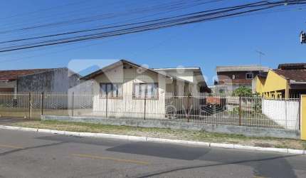 Casa à venda com amplo terreno no bairro Cordeiros em ITAJAI