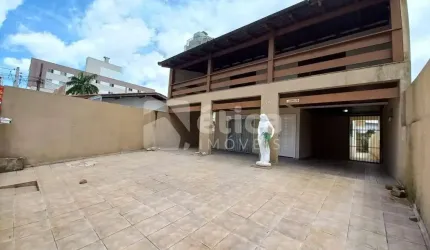 AMPLA CASA NO BAIRRO SÃO JUDAS BEM LOCALIZADA COM PISCINA
