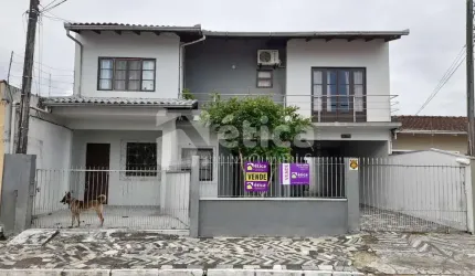 VENDE-SE EXCELENTE SOBRADO DE 6 DORMITÓRIOS NO BAIRRO SÃO VICENTE, ITAJAÍ