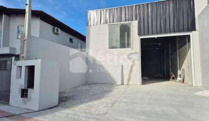 Galpão de 350 m  para locação no Bairro São Judas, em Itajaí.