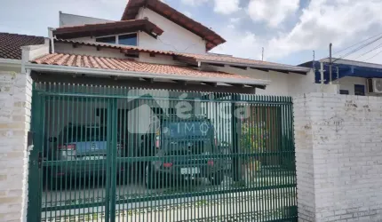 Belíssimo sobrado AVERBADO, com excelente localização