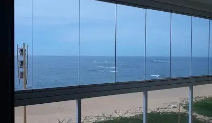 Excelente apartamento frente ao mar com 03 quartos sendo 02 suítes