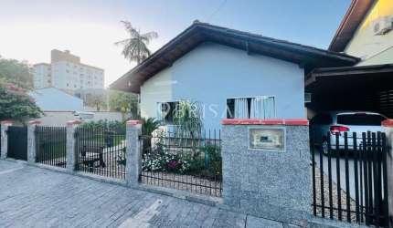 CASA COM PISCINA NO BAIRRO RAU