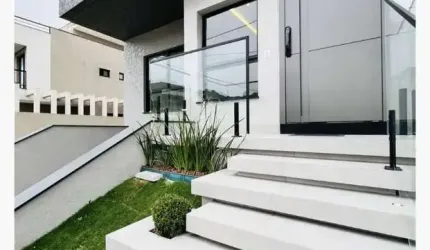 Sobrado 270 m2, com terraço, 03 quartos c/suíte, 03 vagas no Pinheirinho Curitiba PR