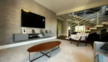 (PERMUTA) Casa 04 suítes sendo que uma das suítes fica no andar inferior térreo, em Balneário Camboriú SC