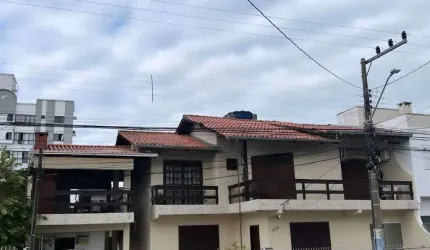 Casa a venda, são 4 casas no mesmo terreno sendo 2 casas de frente, (uma de 3 quartos e a outra de 2 quartos)  em Balneário Camboriú SC