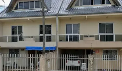 (Permuta ou financiamento) Sobrado 04 quartos c/suíte, terreno nos fundos, no Jardim das Américas em Curitiba PR,