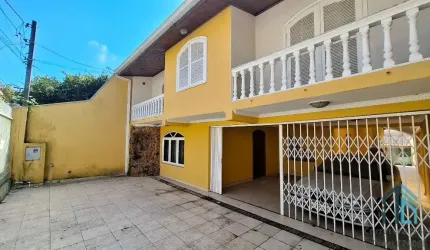 Sobrado 04 quartos c/suíte, edícula, ático no Novo Mundo em Curitiba PR