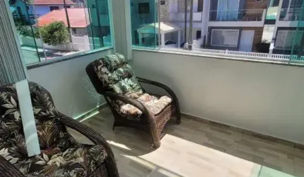 Sobrado com piscina, área gourmet, 03 quartos com suíte, 70 metros do Mar em Matinhos PR
