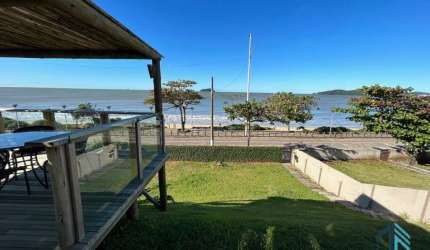 Casa frente Mar duas frentes, com 6 Suítes, 450m2 de área construída em Piçarras SC