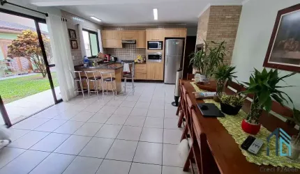 Casa com edícula, 04 quartos sendo 2 suítes, amplo terreno fundos, no Atuba em Curitiba PR