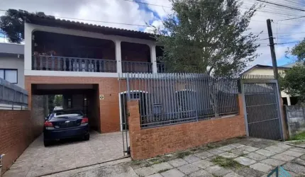 Casa com edícula, 05 quartos sendo 02 suítes, no São Lourenço em Curitiba PR