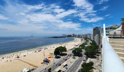 Cobertura pé na areia frontal ao mar à venda em Copacabana