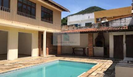 Espetacular Casa de 8 Quartos à Venda em Piratininga, Niterói-RJ  403m²  5 Vagas de Garagem!