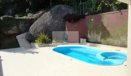 Imóvel Exclusivo: Casa  em Santa Rosa, Niterói-RJ - 4 Quartos, 1 Suíte, 2 Vagas - 330m².