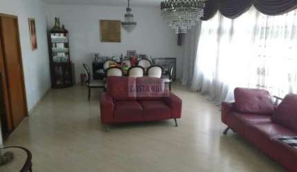 Casa à venda no Sacomã, 4 suítes e 2 vagas de garagem. Quintal amplo com piscina