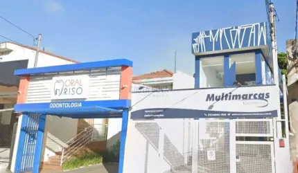 Excelente prédio comercial com 230m², com 7 salas, 6 banheiros, 3 vagas com saída para as 2 ruas