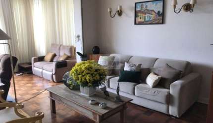 Casa à venda no Pacaembu, 4 suítes, 2 vagas de garagem
