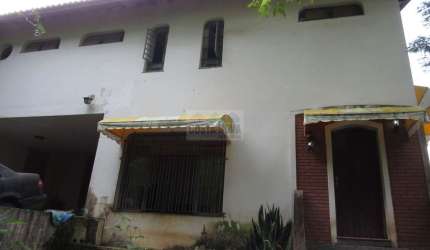 Casa a venda, com dois pisos, 4 quartos, 5 vagas, no Parque dos Príncipes, condomínio semi-fechado