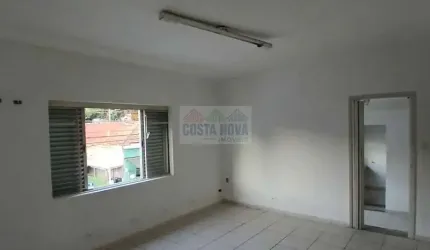 Aluga-se casa na Rua Chico Pontes, 2 quartos, excelente localização