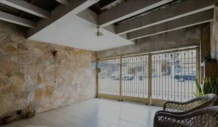 Sobrado com 03 dormitórios e 02 banheiros