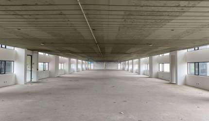 Andar comercial com 1385m², 16 vagas por andar, 6 elevadores sociais e 4 banheiros em cada andar