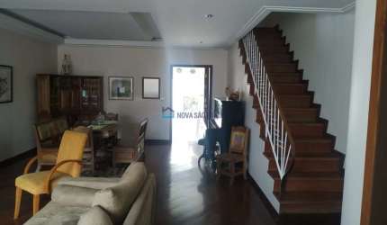 Sobrado com 3 suítes, sala, cozinha e quintal com piscina
