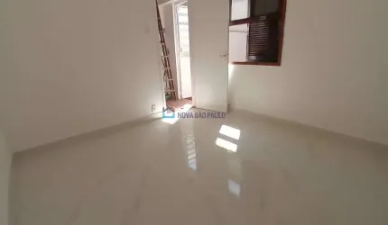 Sobrado residencial com 03 dormitórios, sendo 01 suíte, 03 banheiros e vaga para 02 veículos.
