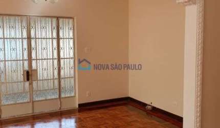 Excelente sobrado com 04 dormitórios disponível para locação!