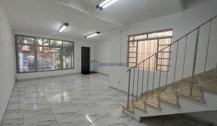 Casa com 288m², 04 dormitórios e 04 banheiros.