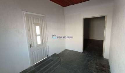 Casa térrea com 03 dormitórios e 02 banheiros na Vila Mariana.